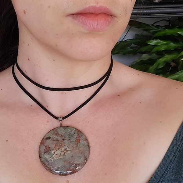 Collier ras de cou Noir double tour avec pendant en Pierre verte-grise-cuivrée