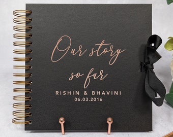 Personalisiertes Paar Gästebuch zum Jahrestag oder zur Hochzeit - Our Story So Far - Real Foil