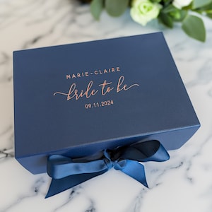 Geschenkdoos Bride To Be - marineblauw A5 - bruiloftsmand - gepersonaliseerd - echt folie