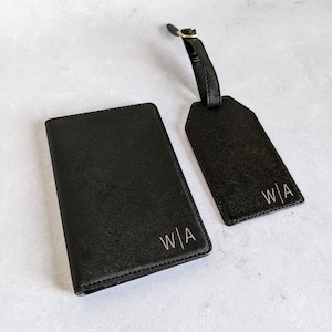 Funda de pasaporte personalizada y etiqueta de equipaje - Piel sintética Saffiano negra - Iniciales de monograma