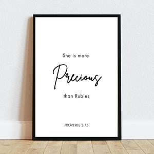 Pode incluir: Arte de parede imprimível em preto e branco com o texto "She is more precious than rubies" e "Proverbs 3:15".