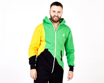 Pode incluir: Um macacão com capuz preto, verde e amarelo com fecho de correr. O macacão tem um logotipo no peito.