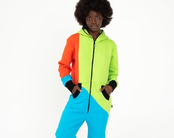 Pode incluir: Um macacão colorido de uma peça com um design de bloco de cores verde, laranja e azul. O macacão tem um fecho de correr e um capuz.