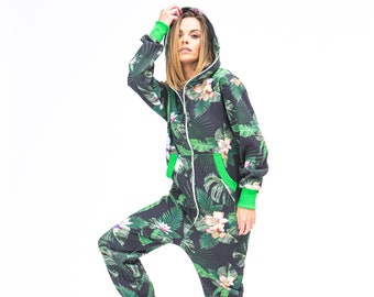 Pode incluir: Um macacão preto e verde com capuz e estampa tropical. O macacão tem um zíper e detalhes verdes.