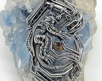 Colgante de xenomorfo alienígena: alambre de plata esterlina, cuarzo ahumado y espinela negra