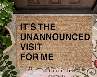 Könnte beinhalten: Eine braune Fußmatte mit dem Text "IT'S THE UNANNOUNCED VISIT FOR ME" in schwarzen Buchstaben.