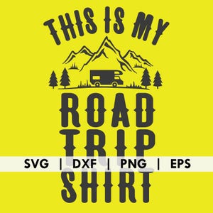 Pode incluir: Camiseta amarela com a frase "THIS IS MY ROAD TRIP SHIRT" em preto. O design inclui uma cordilheira, uma autocaravana e pinheiros. A parte inferior da camiseta lista os formatos de arquivo: SVG, DXF, PNG e EPS.