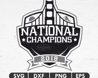 Può includere: Grafica in bianco e nero con un'immagine stilizzata del Golden Gate Bridge con il testo "NATIONAL CHAMPIONS" e "2018".