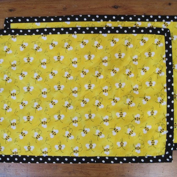 Set of 2 quilted placements, double-sided.  Cute bumblebees bordered with black and white polka dots.  Housewarming gift, Mother's Day gift!