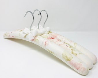 Padded Hangers, Pink Floral Hangers, Bridesmaids' Hangers, Women's Hangers, Ladies' Hangers, Vintage Wedding, Shabby Chic, Set of 3