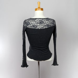 Fitted gray cotton sweater, long sleeves with lace, shrug, fair trade image 9