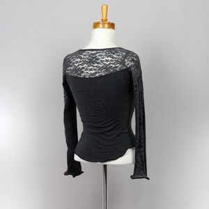 Fitted gray cotton sweater, long sleeves with lace, shrug, fair trade image 8