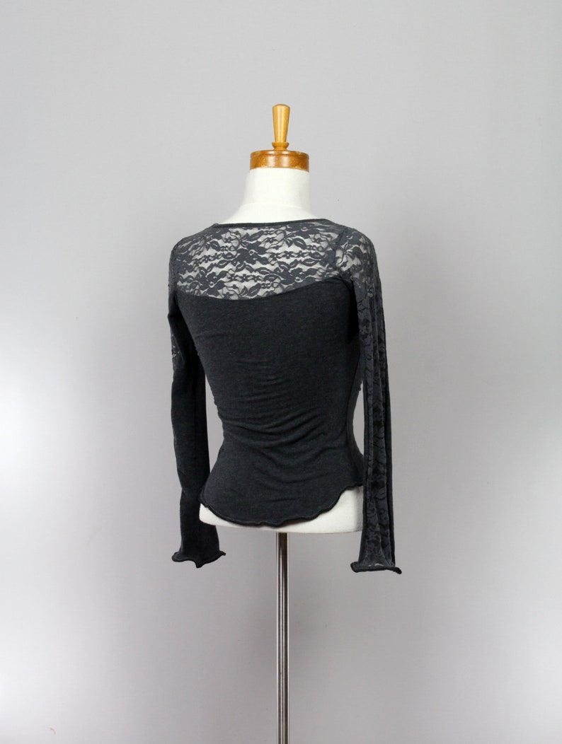 Fitted gray cotton sweater, long sleeves with lace, shrug, fair trade image 8