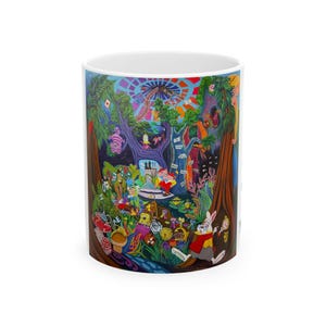 Pode incluir: Caneca de cerâmica branca com uma ilustração colorida de Alice no País das Maravilhas. O design apresenta personagens como o Coelho Branco e Alice, ambientados em uma cena florestal fantasiosa com um céu de vitrais.