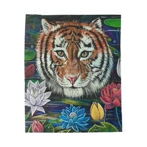 Pode incluir: Um têxtil colorido com o rosto de um tigre rodeado por nenúfares. O tigre tem listras laranja e pretas, um nariz rosa e olhos verdes. Os nenúfares são brancos, vermelhos, azuis e amarelos, com folhas verdes.