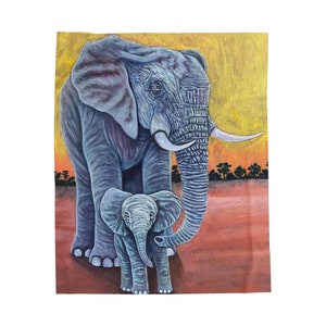 Pode incluir: Pintura original de um elefante e seu filhote. O elefante adulto é cinza com grandes presas, e o filhote é menor e cinza. O fundo apresenta um pôr do sol com tons de laranja e amarelo, e um chão vermelho.