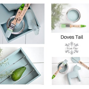 Puede incluir: Una lata de pintura Dove's Tail de Nordic Chic, de color azul claro, con un pincel y una bandeja de madera. La bandeja est&aacute; pintada del mismo color azul claro y tiene un aguacate verde dentro.