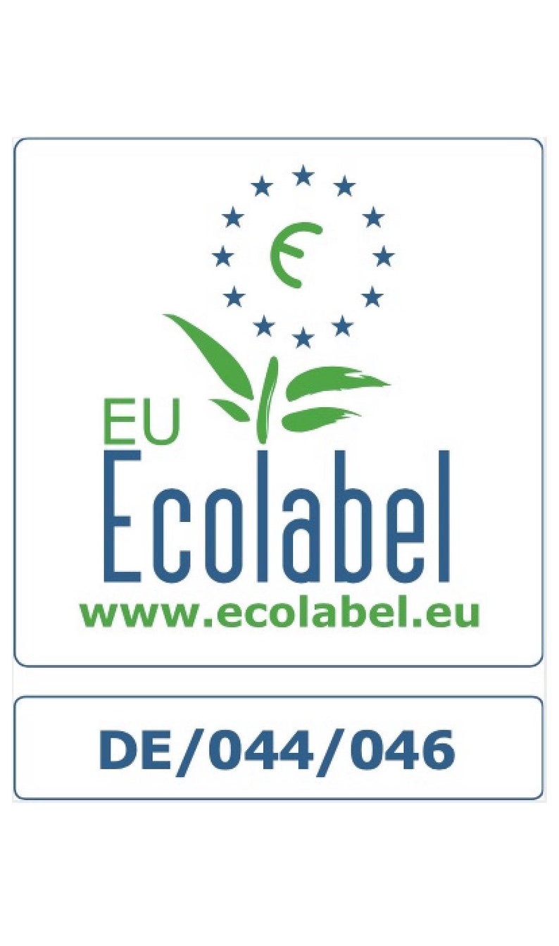 K&ouml;nnte beinhalten: EU Ecolabel-Zertifizierungszeichen mit einem gr&uuml;nen Blattdesign und einem blauen Kreis, der ein Euro-Symbol und Sterne enth&auml;lt. Der Text "EU Ecolabel" und "www.ecolabel.eu" ist in blau. Der Text "DE/044/046" ist in blau auf wei&szlig;em Hintergrund.