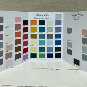 K&ouml;nnte beinhalten: Eine Farbkarte f&uuml;r Nordic Chic M&ouml;bel- und Wandfarbe. Die Karte zeigt eine Vielzahl von Farben, darunter Blau-, Gr&uuml;n-, Grau- und Rosat&ouml;ne. Die Karte ist in zwei Abschnitte unterteilt, einen f&uuml;r M&ouml;belfarbe und einen f&uuml;r Wandfarbe.
