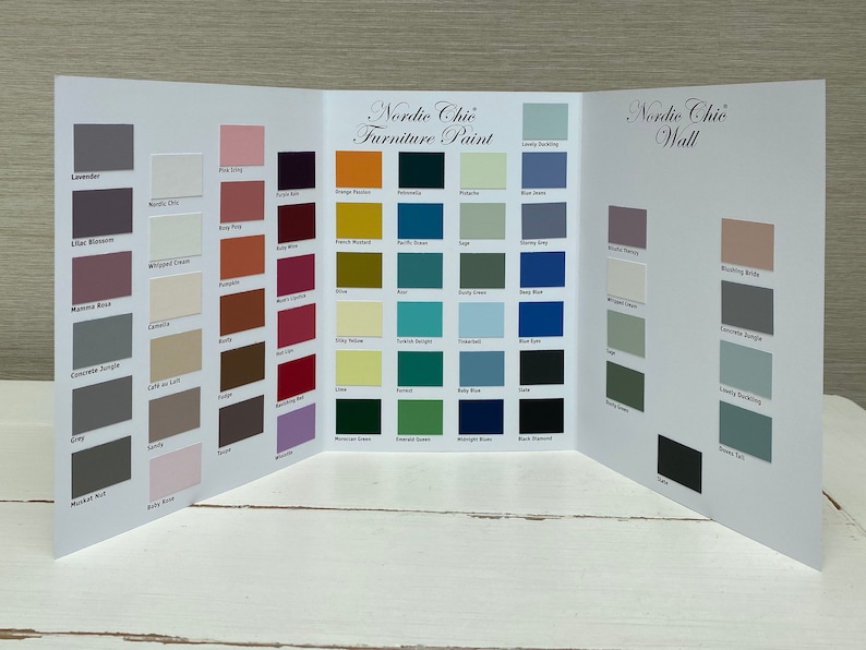 K&ouml;nnte beinhalten: Eine Farbkarte f&uuml;r Nordic Chic M&ouml;bel- und Wandfarbe. Die Karte zeigt eine Vielzahl von Farben, darunter Blau-, Gr&uuml;n-, Grau- und Rosat&ouml;ne. Die Karte ist in zwei Abschnitte unterteilt, einen f&uuml;r M&ouml;belfarbe und einen f&uuml;r Wandfarbe.