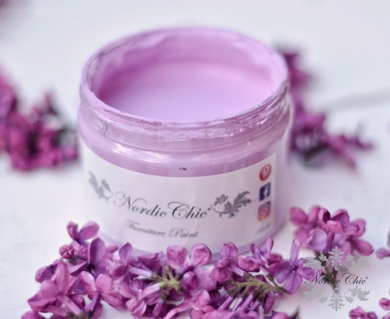K&ouml;nnte beinhalten: Ein Glas mit helllila Farbe, beschriftet mit "Nordic Chic" M&ouml;belfarbe.