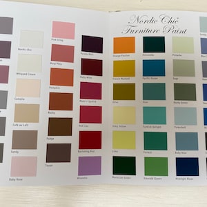 K&ouml;nnte beinhalten: Eine Farbkarte mit Farben f&uuml;r M&ouml;bel. Die Karte ist in Reihen und Spalten unterteilt, wobei jede Farbe einen Namen hat. Die Farben umfassen Lavendel, Fliederbl&uuml;te, Mamma Rosa, Betonjungle, Grau, Muskatnuss, Babyrosa, Nordic Chic, Schlagsahne, Kamelie, Caf&eacute; au Lait, Sand, Taupe, Rosa-Zuckerguss, Rosafarbene Pfingstrose, K&uuml;rbis, Mamas Lippenstift, Rost, Fudge, Rauschendes Rot, Wioletta, Lila Regen, Orangen-Passion, Petronella, Pistazie, Liebliches Err&ouml;ten, Franz&ouml;sischer Senf, Pazifischer Ozean, Salbei, St&uuml;rmisch Grau, Olive, Aster, Staubiger Gr&uuml;n, Dunkelblau, Seidiges Gelb, T&uuml;rkischer Genuss, Gl&ouml;ckchen, Blaue Augen, Limette, Wald, Babyblau, Schiefer, Marokkanisches Gr&uuml;n, Smaragdgr&uuml;n, Mitternachtsblau und Schwarzer Diamant.