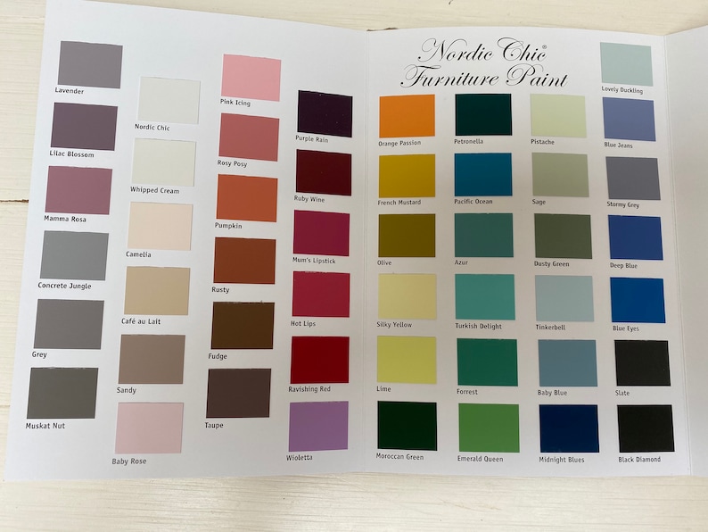 K&ouml;nnte beinhalten: Eine Farbkarte mit Farben f&uuml;r M&ouml;bel. Die Karte ist in Reihen und Spalten unterteilt, wobei jede Farbe einen Namen hat. Die Farben umfassen Lavendel, Fliederbl&uuml;te, Mamma Rosa, Betonjungle, Grau, Muskatnuss, Babyrosa, Nordic Chic, Schlagsahne, Kamelie, Caf&eacute; au Lait, Sand, Taupe, Rosa-Zuckerguss, Rosafarbene Pfingstrose, K&uuml;rbis, Mamas Lippenstift, Rost, Fudge, Rauschendes Rot, Wioletta, Lila Regen, Orangen-Passion, Petronella, Pistazie, Liebliches Err&ouml;ten, Franz&ouml;sischer Senf, Pazifischer Ozean, Salbei, St&uuml;rmisch Grau, Olive, Aster, Staubiger Gr&uuml;n, Dunkelblau, Seidiges Gelb, T&uuml;rkischer Genuss, Gl&ouml;ckchen, Blaue Augen, Limette, Wald, Babyblau, Schiefer, Marokkanisches Gr&uuml;n, Smaragdgr&uuml;n, Mitternachtsblau und Schwarzer Diamant.