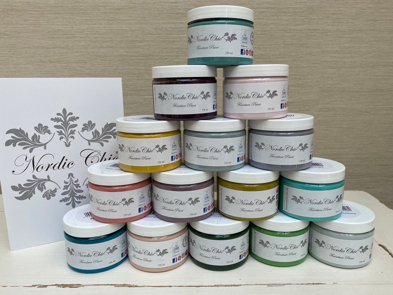 K&ouml;nnte beinhalten: Eine Sammlung von 15 Farbgl&auml;sern in verschiedenen Farben, darunter T&uuml;rkis, Gr&uuml;n, Gelb, Lila und Rosa. Jedes Glas ist mit "Nordic Chic" und "M&ouml;belfarbe" beschriftet.
