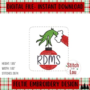 Könnte beinhalten: Grüne Grinch-Hand hält einen roten Weihnachtsbaumschmuck mit den Buchstaben "RDMS" darin. Der Schmuck befindet sich auf weißem Hintergrund. Der Text "Stitch to my Lou" befindet sich in der unteren rechten Ecke des Bildes.