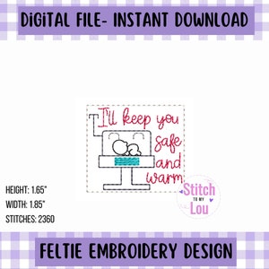 Puede incluir: Un diseño de bordado digital que presenta un bebé de dibujos animados en una cuna con el texto "Te mantendré seguro y caliente". El diseño tiene 1,65 pulgadas de alto y 1,85 pulgadas de ancho y tiene 2360 puntadas.