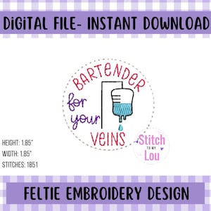 Puede incluir: Un diseño de bordado morado y rojo de una bolsa de suero médica con el texto "Bartender for your veins" y un pequeño logotipo que dice "Stitch to my Lou".