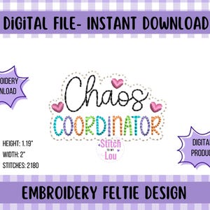Puede incluir: Un diseño de bordado digital con las palabras "Chaos Coordinator" en una fuente colorida y cosida. El diseño mide 3,02 cm de alto y 5,08 cm de ancho, con 2180 puntadas. La imagen incluye el texto "ARCHIVO DIGITAL - DESCARGA INSTANTÁNEA" y "DISEÑO DE FIELTRO BORDADO".