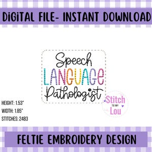 Könnte beinhalten: Ein farbenfrohes Stickmuster für einen Logopäden. Das Design zeigt die Worte "Speech Language Pathologist" in einem Regenbogen aus Farben. Das Design ist 1,53 Zoll hoch und 1,85 Zoll breit und hat 2483 Stiche.
