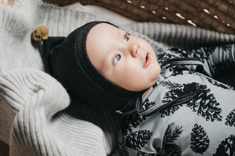 Cappello da bambino grigio scuro con pompon di senape, cappello da nano per neonato, cappello da pilota per neonato in cotone organico, cappello a cuffia per neonato, primo cappello da neonato, cappello legato immagine 3