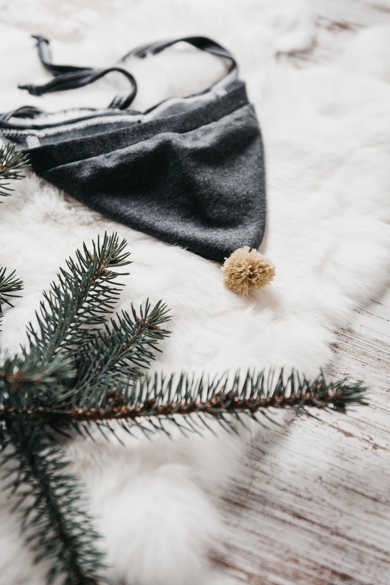 Cappello da bambino grigio scuro con pompon di senape, cappello da nano per neonato, cappello da pilota per neonato in cotone organico, cappello a cuffia per neonato, primo cappello da neonato, cappello legato immagine 4