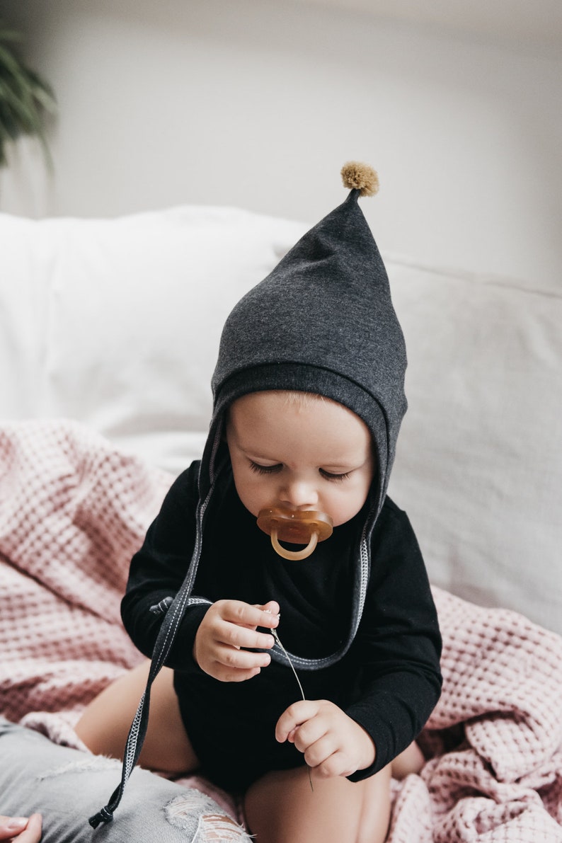 Cappello da bambino grigio scuro con pompon di senape, cappello da nano per neonato, cappello da pilota per neonato in cotone organico, cappello a cuffia per neonato, primo cappello da neonato, cappello legato immagine 6