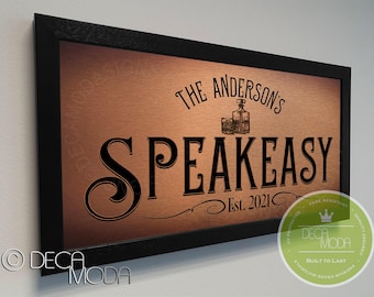 Placa personalizada para bar clandestino: moldura de nogueira, metal escovado.