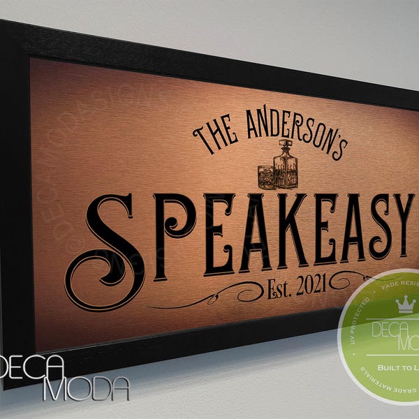 Insegna personalizzata per bar in stile speakeasy: cornice in noce, metallo spazzolato.