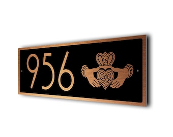 Placa de endereço personalizada com o Anel Claddagh, número de casa em metal escovado, decoração irlandesa para casa.
