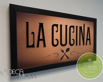 Placa "La Cucina": Decoração de cozinha em metal escovado com moldura de madeira