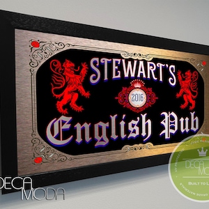 Personalisiertes English Pub Schild: Gebürstetes Metall, Holzrahmen
