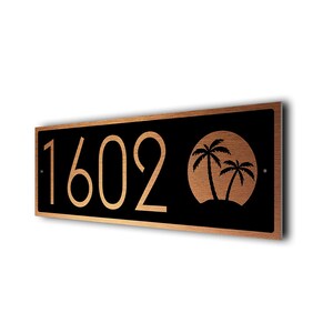 Letrero de dirección con palmera, placa vertical resistente a la intemperie con número de casa para viviendas costeras.