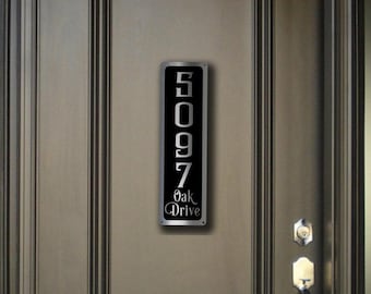 Letrero moderno vertical con números de casa: placa de dirección en plata cepillada
