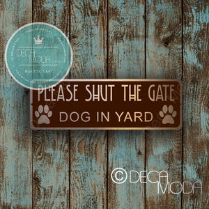 Si prega di chiudere il cancello. Cartello: Cane in giardino, resistente alle intemperie.