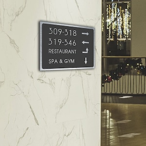 Kundenspezifisches Richtungsanzeiger. Hotelzimmer Wegweiser, Zimmer Wegweiser, Zimmer Wegweiser, Zimmer Wegweiser, Türschilder