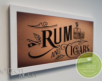 Placa de bar "Rum e Charutos": Acabamento em metal escovado, moldura de madeira