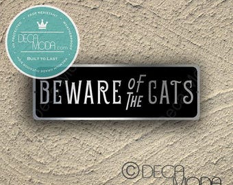 Placa "Cuidado com os Gatos": Alumínio prateado escovado, resistente às intempéries.