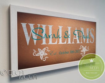 Letrero de boda personalizado: Metal cepillado, marco de nogal, nombre de la pareja.
