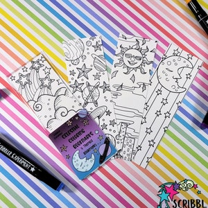 Pode incluir: Cinco marcadores de livros para colorir com tema celestial com imagens de planetas, estrelas, um sol e uma lua. Os marcadores s&atilde;o impressos em cart&atilde;o branco e t&ecirc;m um design preto e branco. Os marcadores s&atilde;o embalados em uma manga de pl&aacute;stico transparente com um r&oacute;tulo que diz "Marcadores de livros para colorir celestiais" e "Marcadores tem&aacute;ticos".