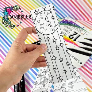 Pode incluir: Um marcador de p&aacute;gina imprim&iacute;vel em preto e branco com uma lua crescente com rosto e estrelas. O marcador de p&aacute;gina faz parte de um conjunto de marcadores de p&aacute;gina imprim&iacute;veis com designs de tem&aacute;tica espacial.